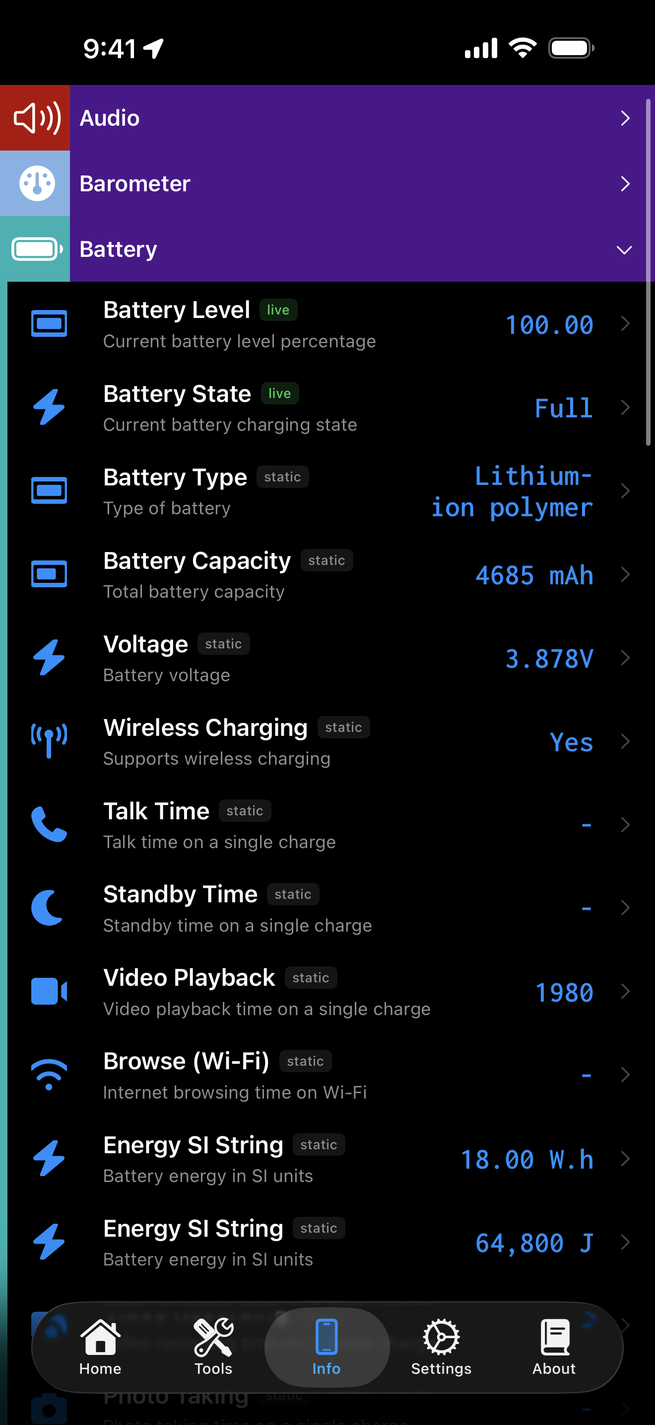 Categoria Batteria di Informazioni sul dispositivo che mostra il livello e lo stato attuali della batteria più campi di specifica come capacità e ricarica wireless