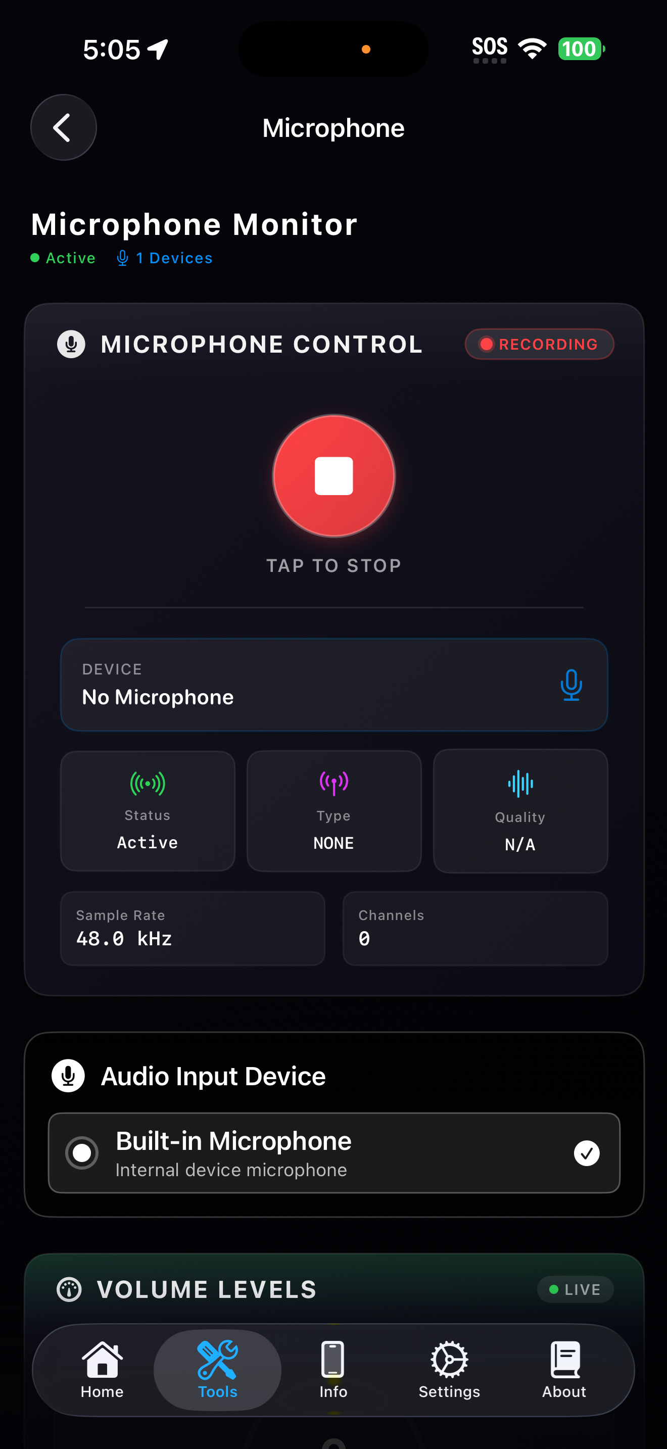 Ferramenta Microfone mostrando painel de controles com botão de gravação, seletor de dispositivo e o início do painel de níveis de volume