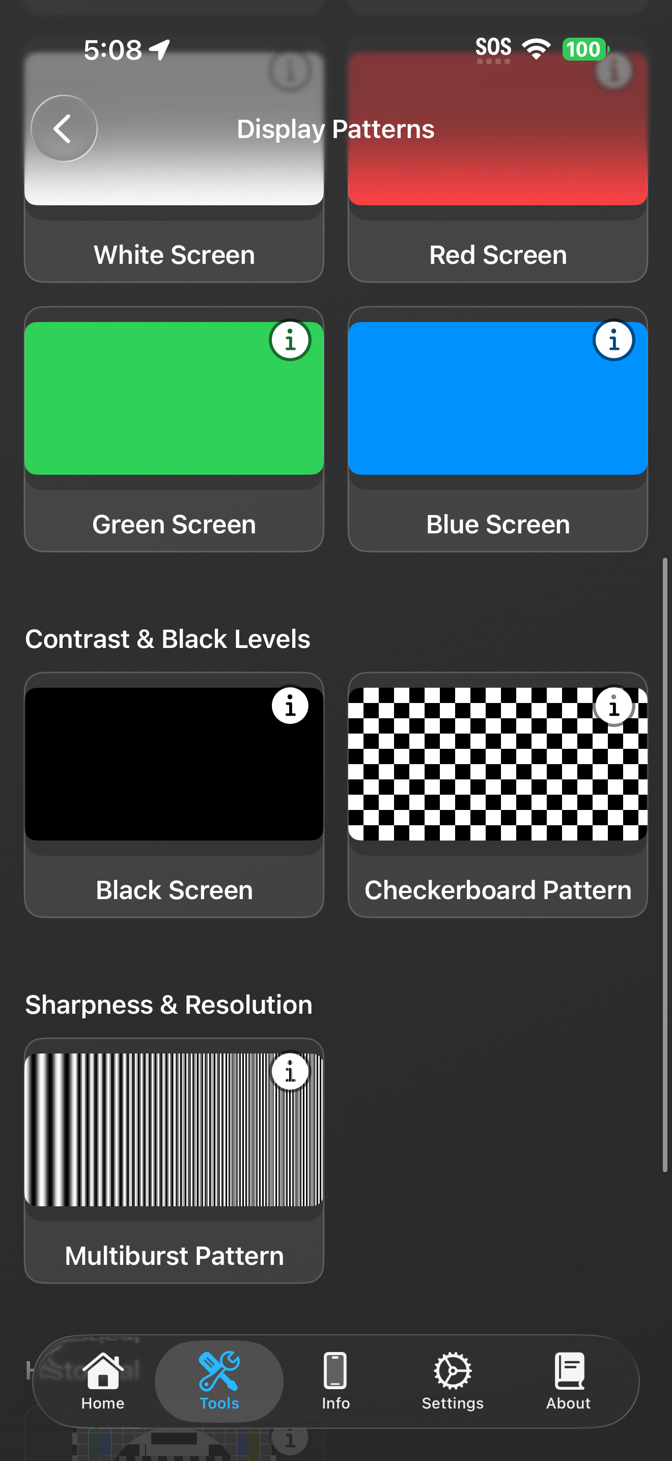 Display Patterns com scroll a mostrar Ecrã Verde, Ecrã Azul, categoria Contraste e Níveis de Preto com Ecrã Preto e padrão de tabuleiro de xadrez, e categoria Nitidez e Resolução com padrão Multiburst